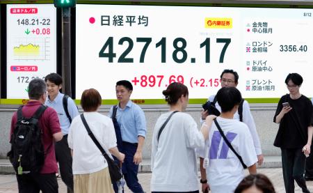 　日経平均株価の終値を示すボード。約１年１カ月ぶりに史上最高値を更新した＝１２日午後、東京都中央区
