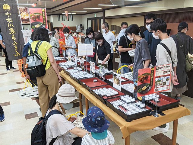 栗きんとんを買い求める客＝中津川市栄町、にぎわい特産館
