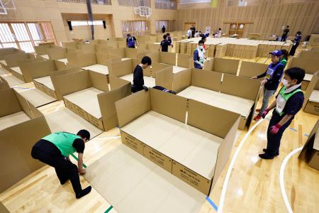 　熊本県宇城市の避難所で組み立てられる段ボールベッド＝３日午前