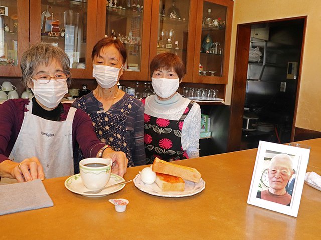 常連客らの励ましもあり、店を再開した倉田房子さん（左）。右の写真は和雄さん＝岐阜市京町、ニューカトレア
