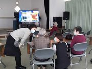 少人数で集まってテレビを見て過ごす入所者ら。コロナ感染防止に気を配りながら日々を送る＝今年３月、岡山県瀬戸内市、邑久光明園（同園提供）