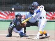 県岐阜商×岐阜第一＝５回裏、適時打を放つ県岐阜商の藤本＝長良川