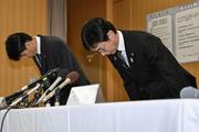 　記者会見で謝罪し、頭を下げる大阪メトロの堀元治交通事業本部長（右）ら＝１４日午前、大阪市西区