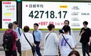 　日経平均株価の終値を示すボード。約１年１カ月ぶりに史上最高値を更新した＝１２日午後、東京都中央区