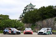 　ラリー・ジャパンのオープニングセレモニーを前に、名古屋城天守閣と写真に納まるラリーカー＝２８日、名古屋市