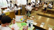 多くの児童が利用する学校図書館＝いずれも大垣市墨俣町墨俣、墨俣小学校