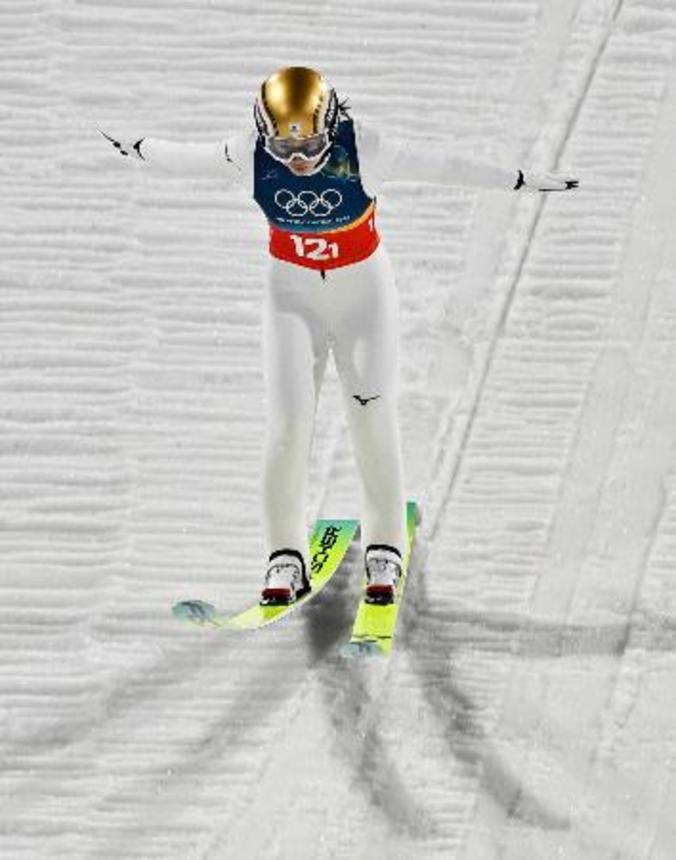 　混合団体　２回目の飛躍で着地を決める丸山希＝プレダッツォ（共同）