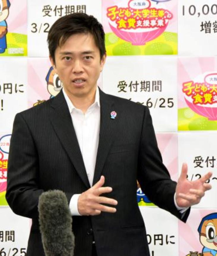 　記者団の取材に応じる大阪府の吉村洋文知事＝８日午後、大阪府庁