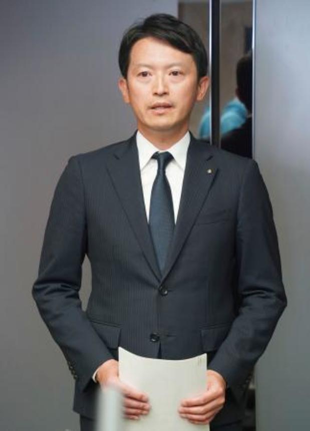 　記者団の取材に応じる兵庫県の斎藤元彦知事＝１４日午後、兵庫県庁