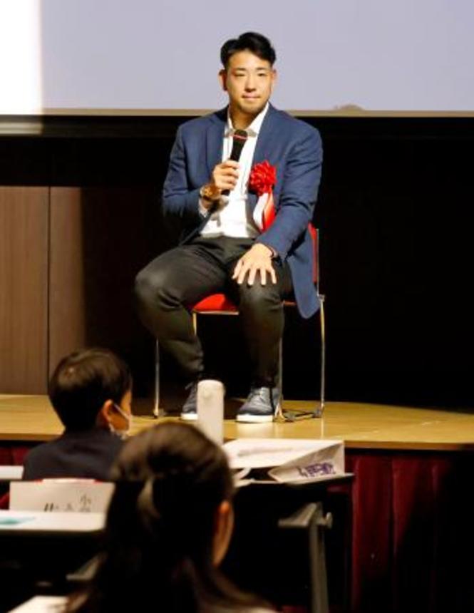 　「岩手読書感想文コンクール」表彰式に駆け付けた米大リーグ・エンゼルスの菊池雄星投手＝１４日午前、盛岡市