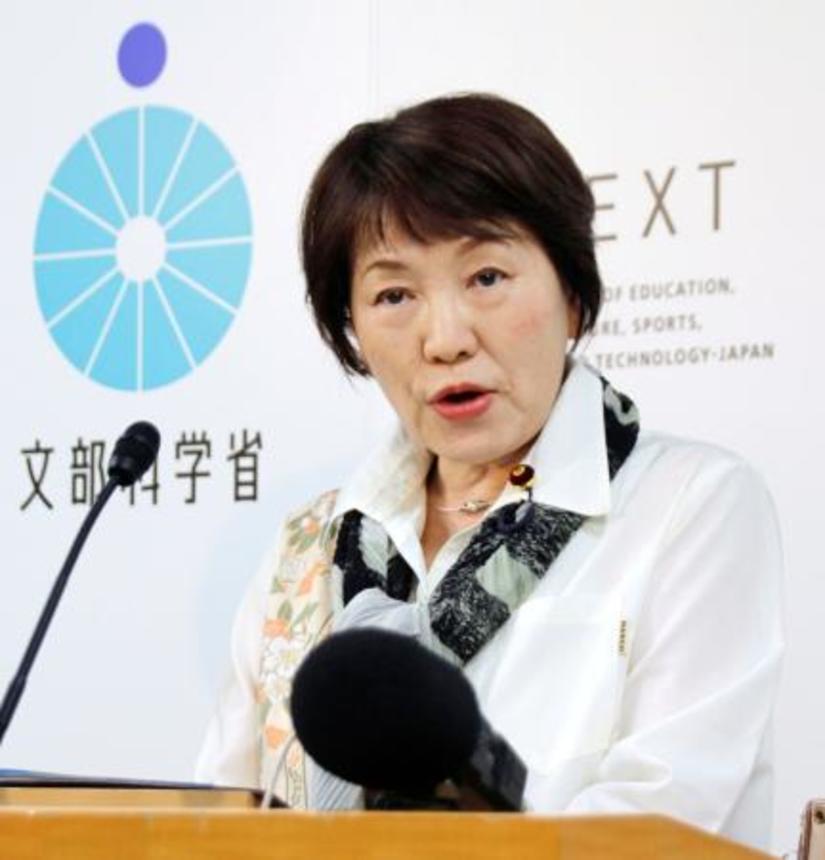 　閣議後、記者会見する阿部文科相＝３日午前、文科省