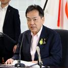 　閣議後に記者会見する浅尾環境相＝１日午前、環境省