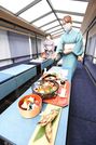 船内では上質な料理が乗客に振る舞われる＝２３日午前、岐阜市湊町、鵜飼観覧船乗船場