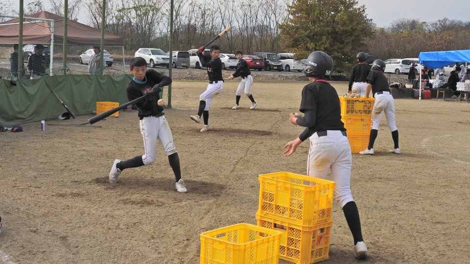 練習に打ち込む岐阜アミーゴヤングの選手＝いずれも羽島郡笠松町、岐南町民運動場