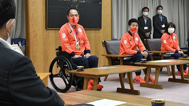 東京パラリンピックを振り返る諸石光照選手（写真左から２人目）、石田駆選手（同３人目）、藤原由衣選手（右端）＝県庁