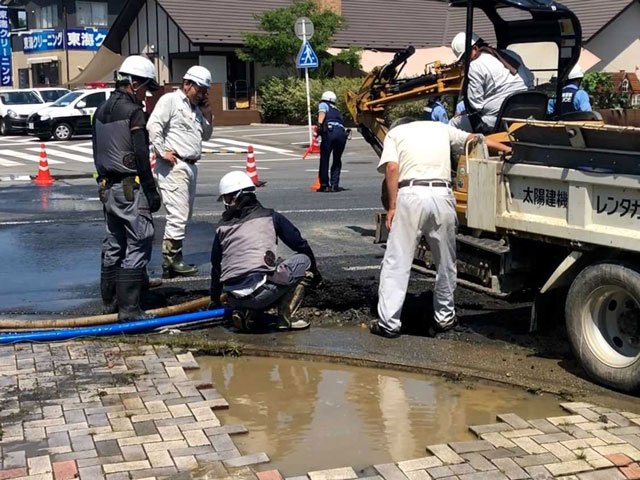 水道管が破損し路上に水が漏れ出した現場＝１３日午前、多治見市音羽町