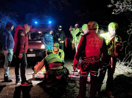 　イタリア南部ナポリ近郊にあるロープウエーの事故現場で救助に当たる隊員ら＝１７日（Ａｌｅｓｓａｎｄｒｏ　Ｇａｒｏｆａｌｏ／ＬａＰｒｅｓｓｅ提供、ＡＰ＝共同）