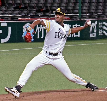 　実戦形式の打撃練習に登板したソフトバンクのモイネロ＝みずほペイペイドーム