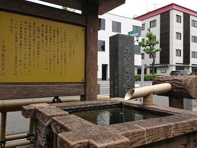 歩道にたたずむ「こんにゃく屋文七掘抜井戸」。掘り抜き井戸を完成させた文七の功績を伝えている＝大垣市岐阜町