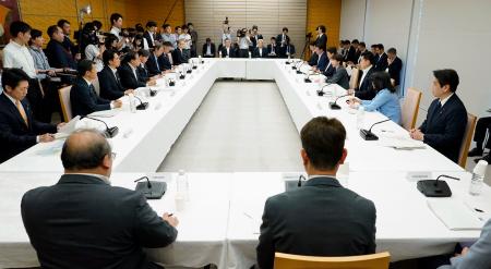 　首相官邸で開かれた千葉豪雨の関係閣僚会議＝２１日午後