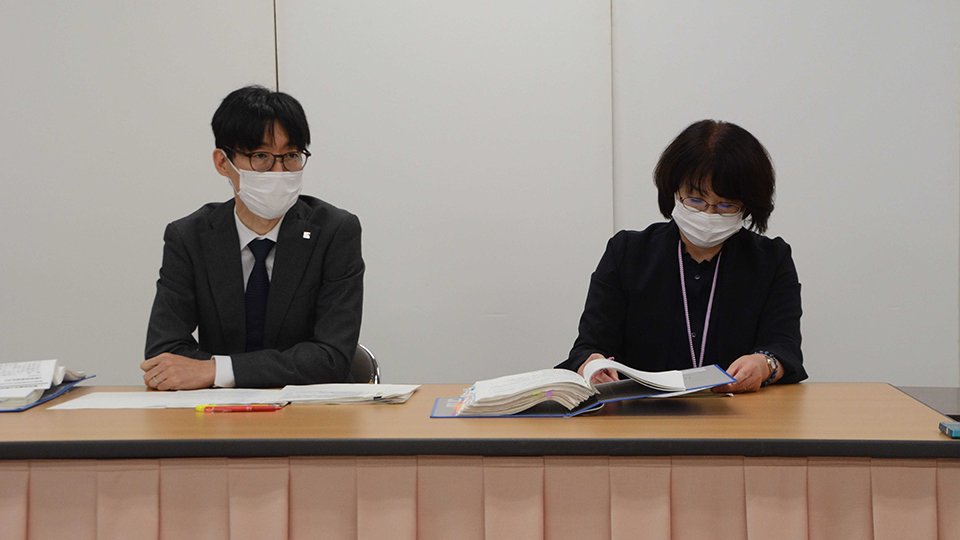 関係者検討会議終了後、記者の質問に答える堀裕行県健康福祉部長（左）。措置入院制度運用の今後の方向性を示した＝県庁