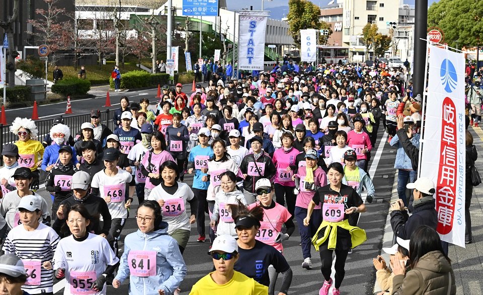 「ぎふしんウィメンズラン」でスタートする女性ランナーたち＝１９日午前９時６分、岐阜市美江寺町