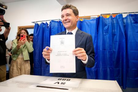 　ルーマニアで実施されたやり直しの大統領選で投票するダン市長＝４日、ブカレスト（ＡＰ＝共同）