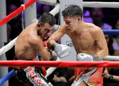 　ＷＢＣライトフライ級世界戦　８回、エリク・バディジョ（左）を攻める岩田翔吉＝両国国技館