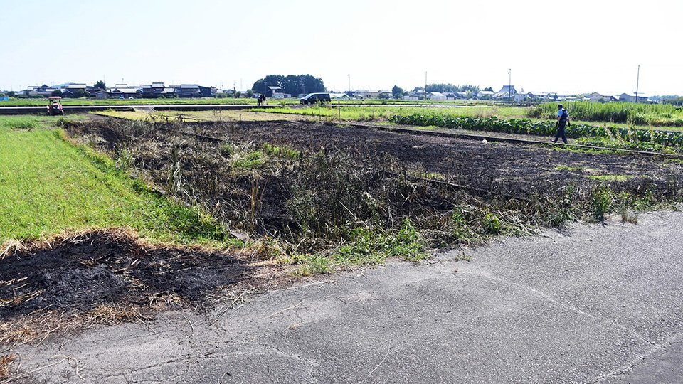 田んぼが燃え１人の死亡が確認された火災現場＝２１日午後２時４９分、各務原市蘇原大島町