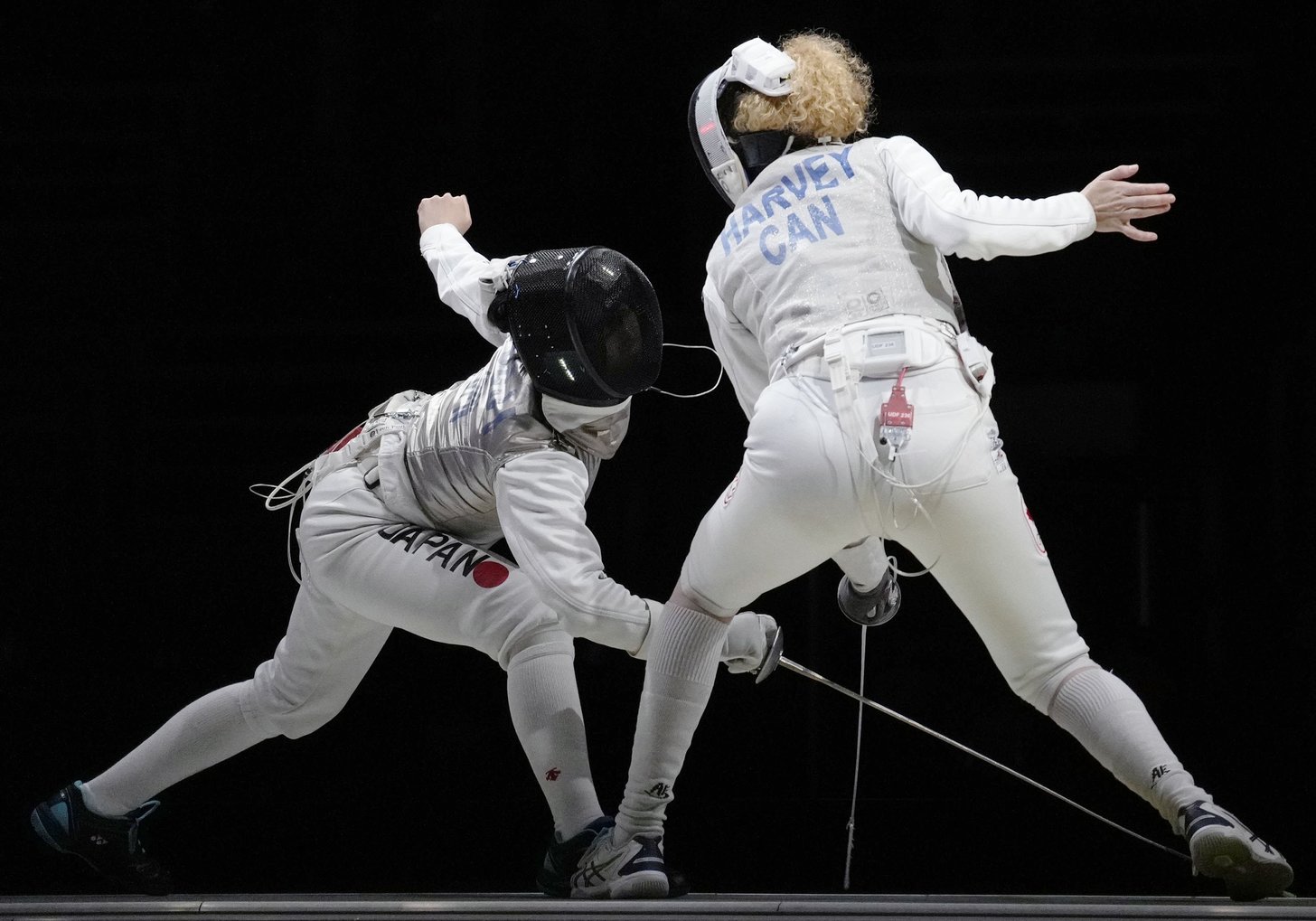 女子フルーレ団体５、６位決定戦　カナダ選手（右）と対戦する辻すみれ＝幕張メッセ