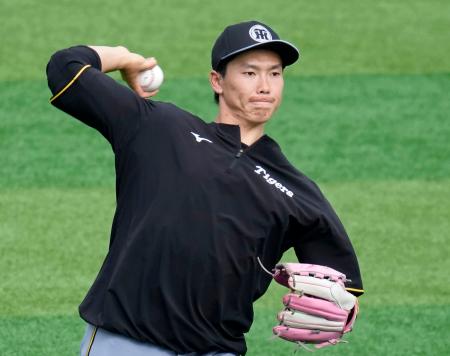 　１軍に合流し、キャッチボールする阪神・湯浅＝横浜