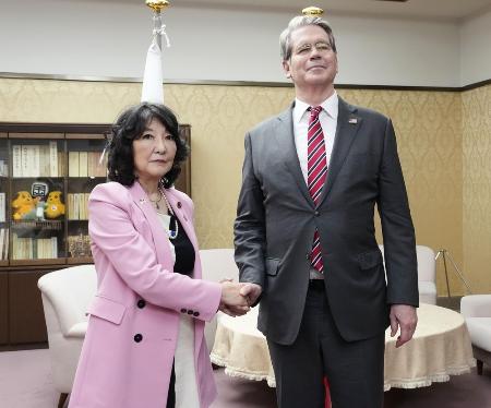 　２７日、ベセント米財務長官（右）との会談を前に握手する片山財務相＝財務省