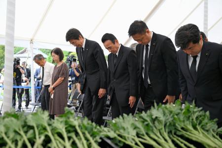 　静岡県熱海市の大規模土石流から４年となり、追悼式で黙とうする鈴木康友知事（右から３人目）、斉藤栄市長（同４人目）ら＝３日午前、熱海市