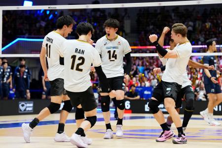 　日本―韓国　第２セット、ポイントを奪い喜ぶ石川（１４）ら＝北九州市立総合体育館