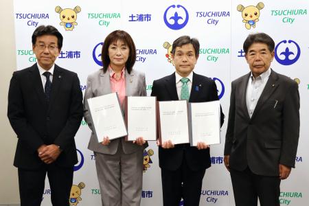 　茨城県かすみがうら市の宮嶋謙市長（左端）から要請書を受け取った土浦市の安藤真理子市長（左から２人目）ら＝１７日午前、土浦市役所