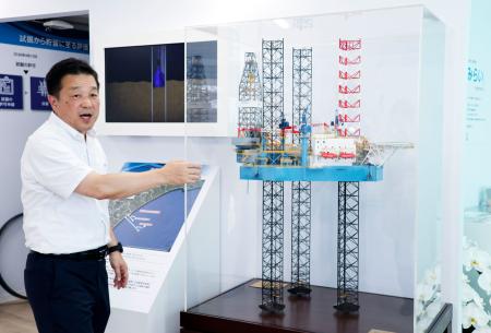 　掘削試験のための施設の模型を説明する「首都圏ＣＣＳ」の屋義昭社長＝２２日午前、千葉県九十九里町