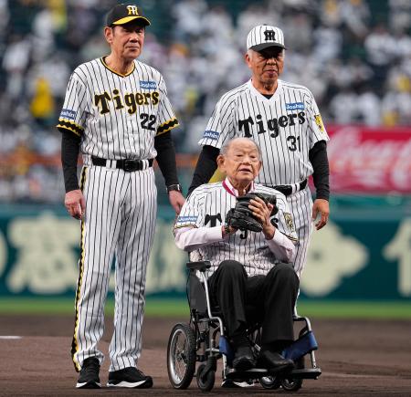 　試合前のイベントに登場し、田淵幸一さん（左）、掛布雅之さん（右）と写真に納まる江夏豊さん＝甲子園