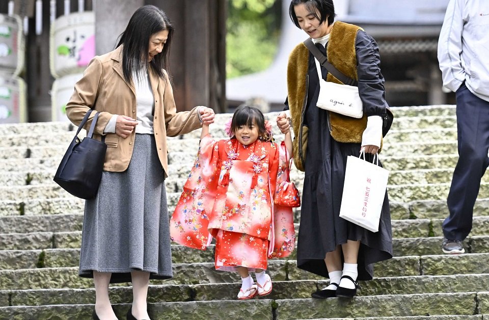 晴れ着姿で石段を下りる子ども＝１１日午後、岐阜市伊奈波通、伊奈波神社