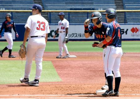 　１回、先制打を放ち、笑顔の谷端（右から２人目）＝ハードオフ新潟