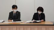 関係者検討会議終了後、記者の質問に答える堀裕行県健康福祉部長（左）。措置入院制度運用の今後の方向性を示した＝県庁