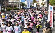 「ぎふしんウィメンズラン」でスタートする女性ランナーたち＝１９日午前９時６分、岐阜市美江寺町