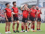 　相模原に勝利し、歓声に応えるデクラーク（中央）ら横浜フィフティーン＝秩父宮