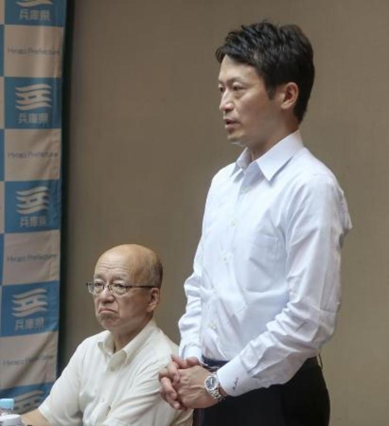 　兵庫県の斎藤元彦知事。奥は片山安孝元副知事＝２０２４年７月、県庁