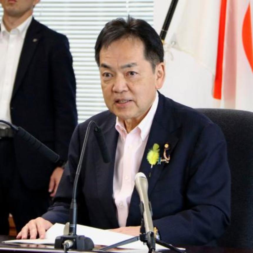 　閣議後に記者会見する浅尾環境相＝１日午前、環境省