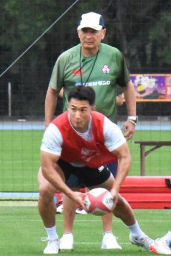　練習を見守るラグビー日本代表のジョーンズ・ヘッドコーチ（奥）＝２２日、宮崎市