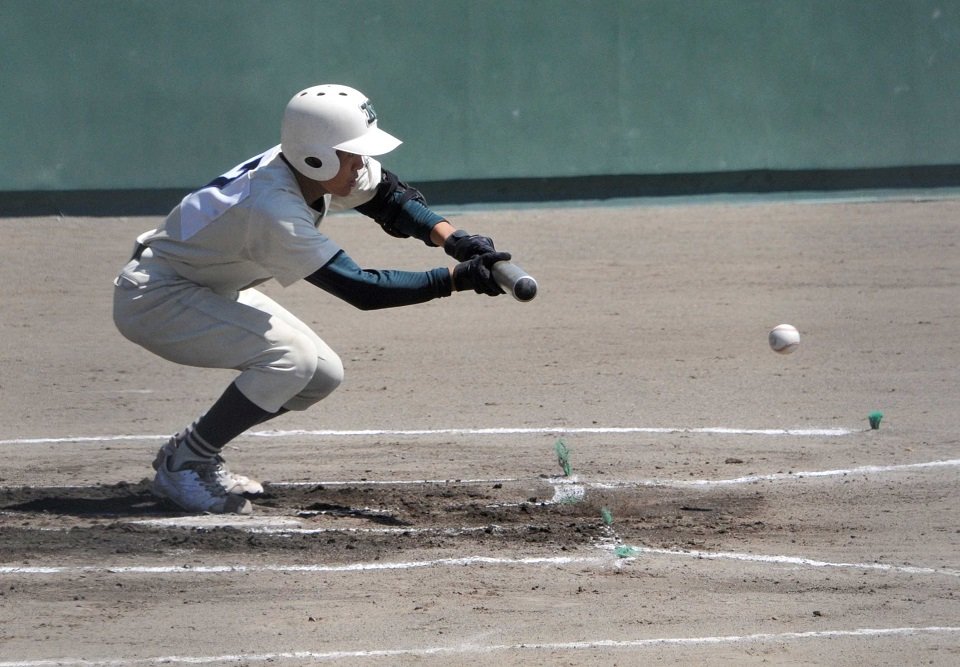 長良×東濃・郡上北・八百津・飛騨神岡＝１回裏長良１死三塁、幸田颯が同点スクイズを決める＝大野レインボー