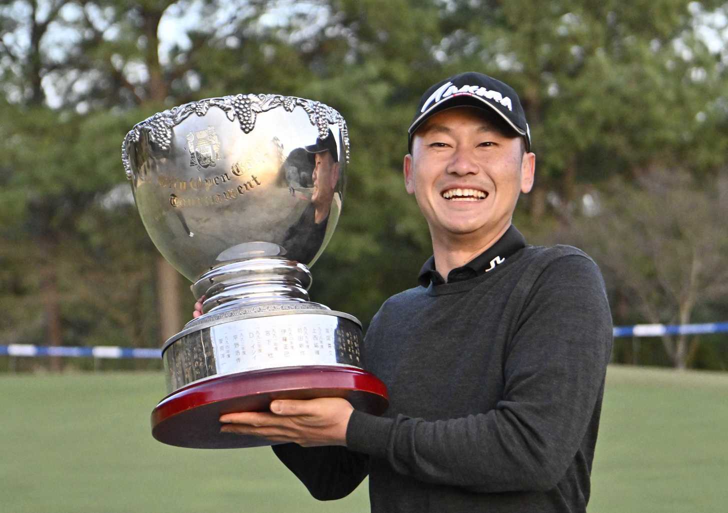 岐阜オープンクラシックで優勝し、トロフィーを手にする沢崎安雄＝２７日午後５時５３分、各務原市須衛天狗谷、各務原カントリー倶楽部