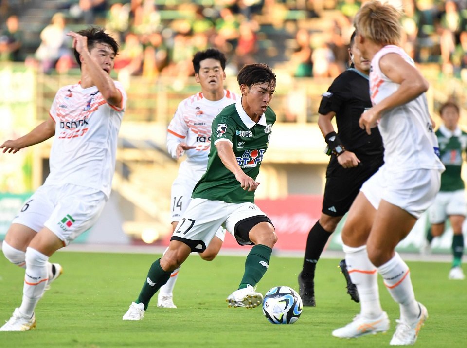 ＦＣ岐阜×愛媛＝前半、ドリブルで相手をかわすＦＣ岐阜のＭＦ横山＝長良川競技場