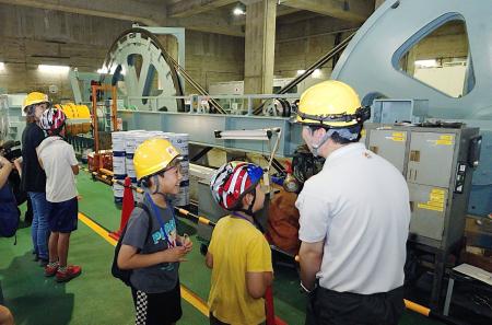　ケーブルカーの巻き上げ機を見学する参加者ら＝２２日午前、和歌山県高野町