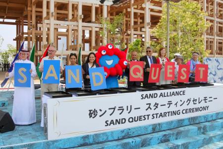 　大阪・関西万博で「サンド・アライアンス（砂同盟）」に加盟した国・地域のパビリオン代表者ら＝７月、大阪市此花区の夢洲（鳥取県提供）